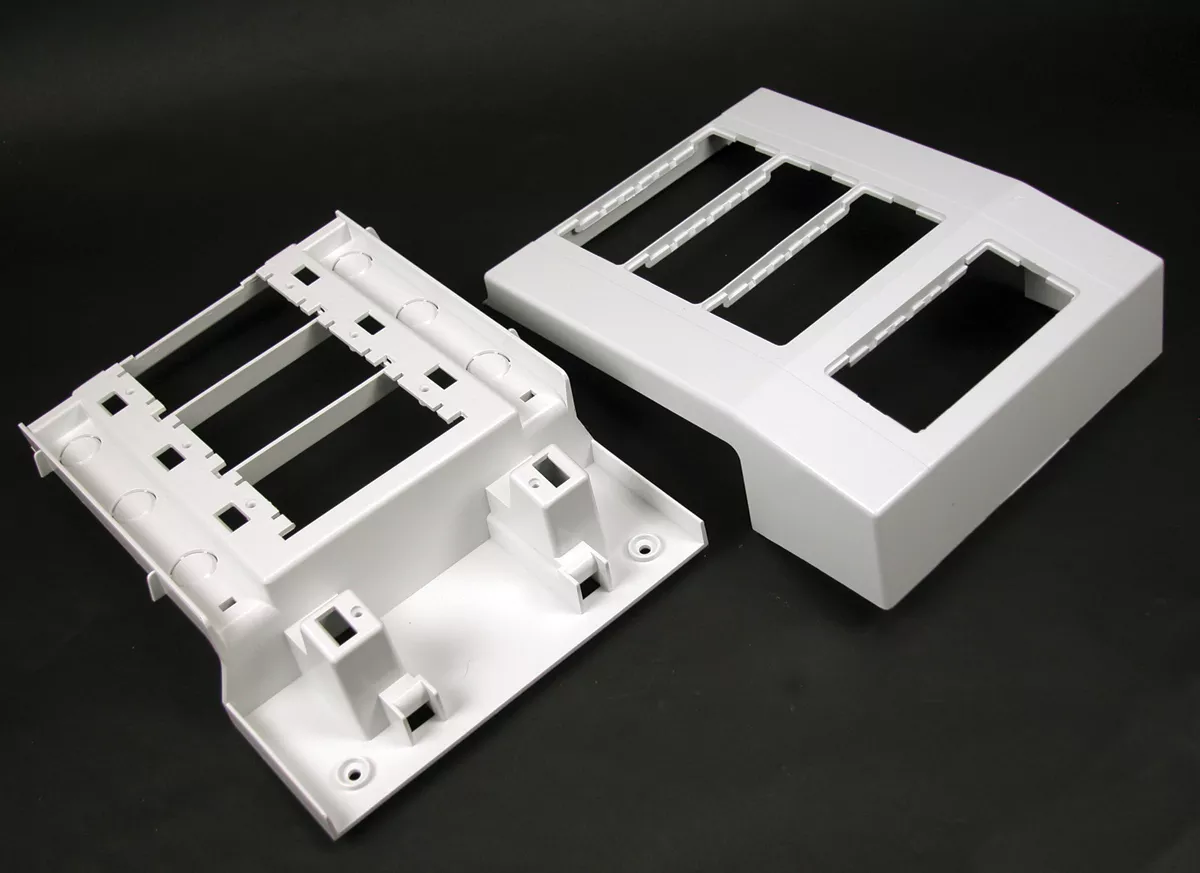 Wiremold 5550A4 7-1/2 x 9-5/8" Ivory Non-Metallic Multiple Channel Raceway Offset Mounting Device Bracket