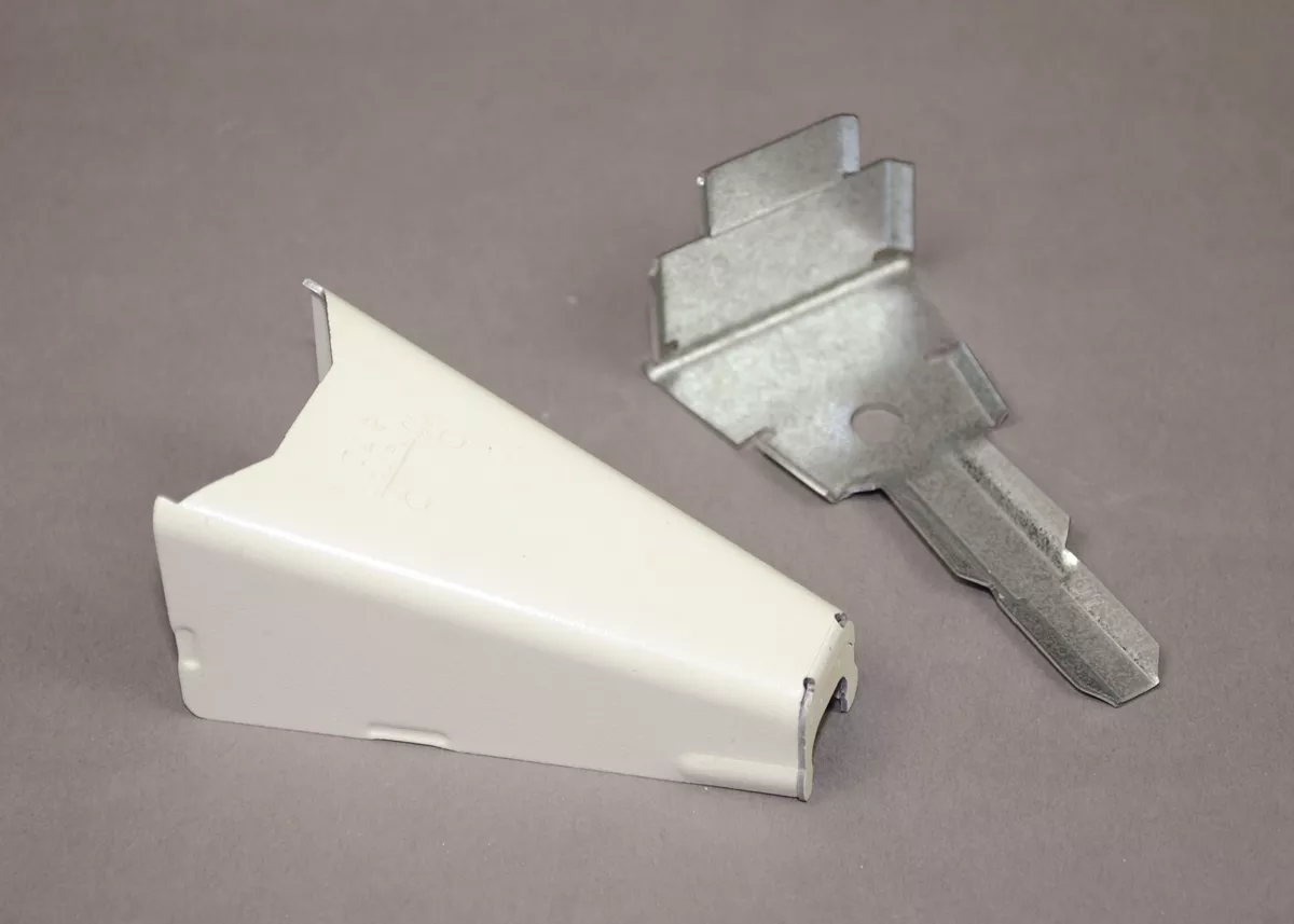 Wiremold V1517B 2-16/16" Ivory Steel 1-Channel Raceway Adapter