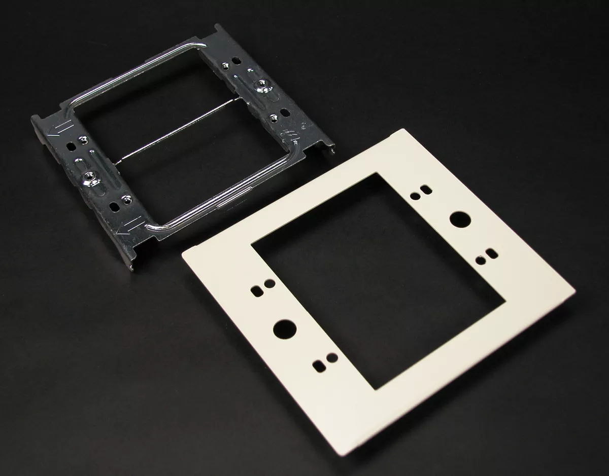 Wiremold V4047C-2 4-3/4 x 5-1/8" Ivory Steel Multiple Channel Raceway 2-Gang Device Plate